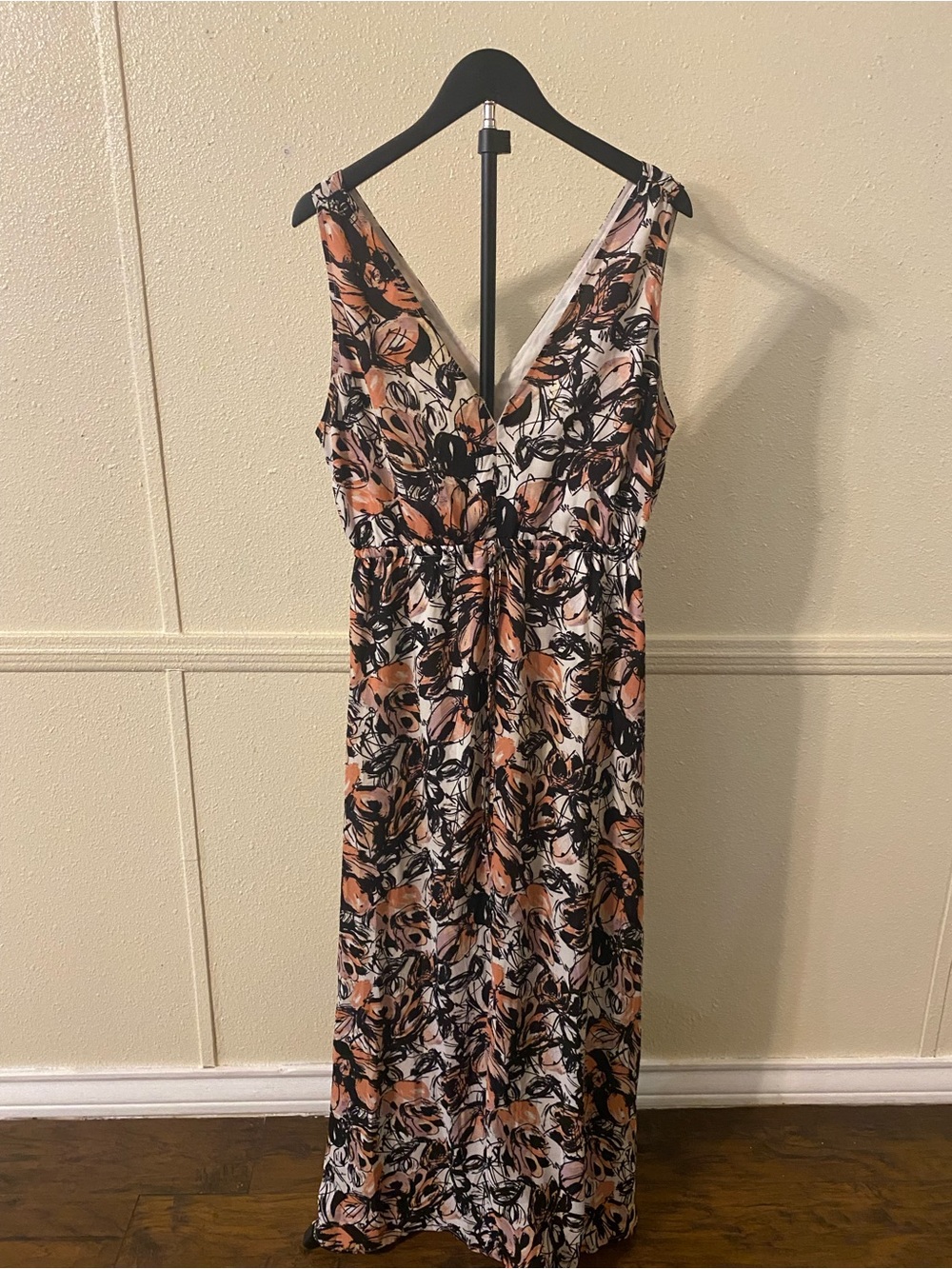 Sleeveless V-Neck Floral Maxi Dress in Peach and Black